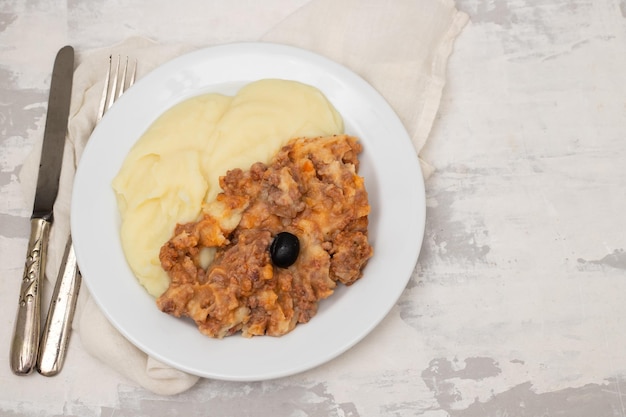 Carne picada y puré de patata en plato blanco