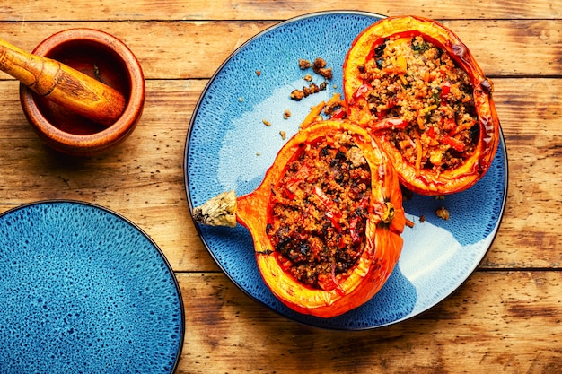 Carne picada rellena de calabaza, verduras y quinua. Comida tradicional de otoño sobre fondo de madera vieja