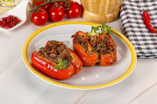 Foto carne picada rellena con pimienta