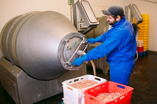 La carne en la picadora, la industria cárnica.