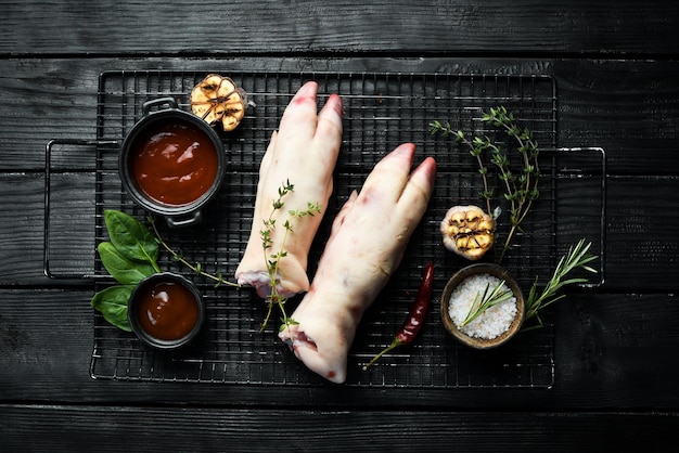 Carne de pierna de cerdo cruda sobre un fondo negro