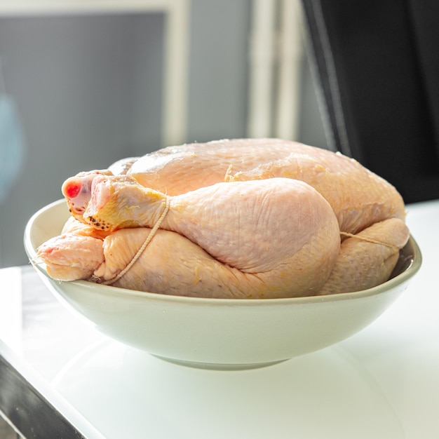 carne de pollo cruda pollo entero pollo de engorde comida saludable fresca comida merienda dieta en la mesa