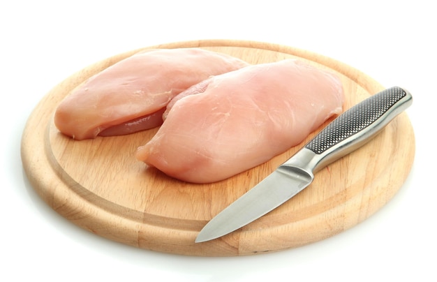 Carne de pollo cruda en tabla de cortar aislada en blanco