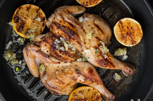 Carne de pollo entera al horno, sobre la vieja mesa rústica, vista superior