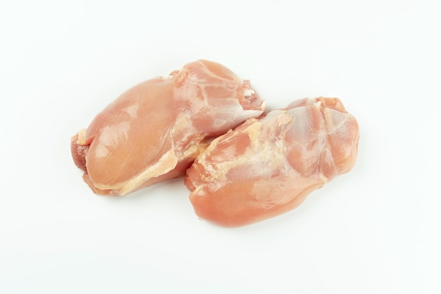 Carne de pollo sin piel viewtop carne de pollo fresco sin piel y muslo sobre un fondo blancoogra