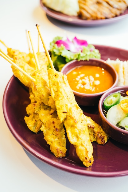 Carne de pollo satay