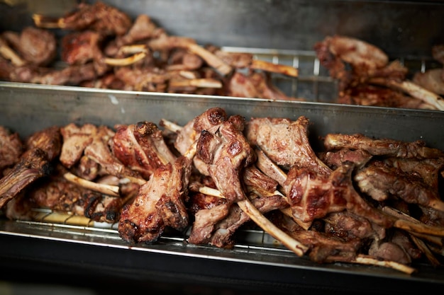 Carne preparada en recipientes de hierro carne a la brasa