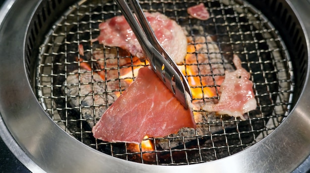 Carne que grelha em uma grade do carvão vegetal.