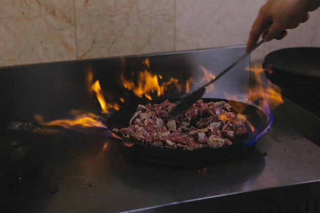 Carne refogada na panela tradicional Sac kavurma Comida turca