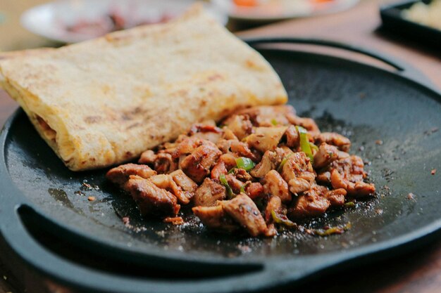 Carne refogada na panela tradicional Sac kavurma Comida turca