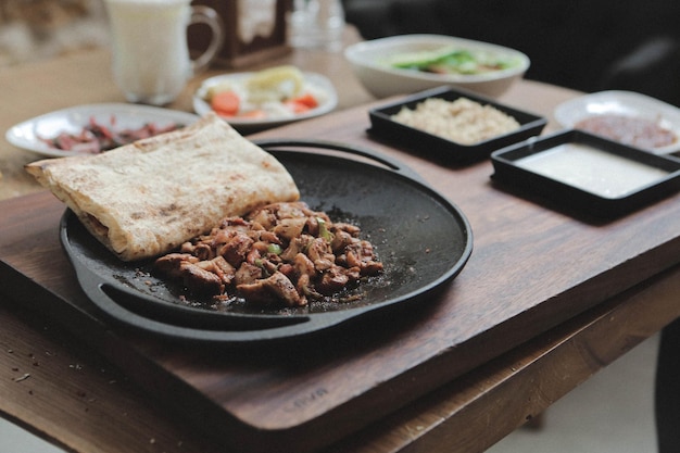 Carne refogada na panela tradicional - Sac kavurma, comida turca