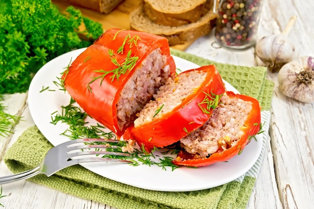 Carne rellena de pimiento en plato a bordo