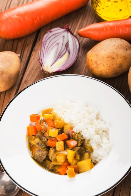 Carne de res al curry con arroz