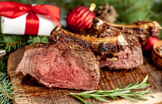 Foto carne de res al horno navideña con hueso