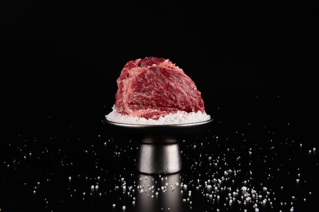 Carne de res para bistec sobre fondo negro
