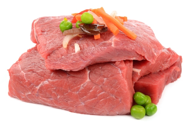 Carne de res de carne fresca aislado en blanco