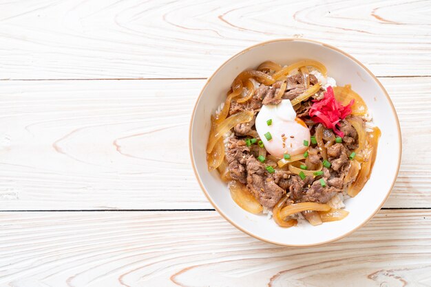 carne de res cortada en arroz cubierto (GYUU-DON)