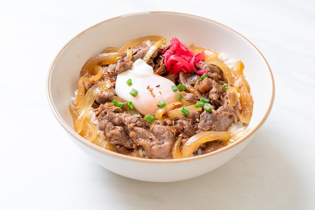 carne de res cortada en arroz cubierto (GYUU-DON)