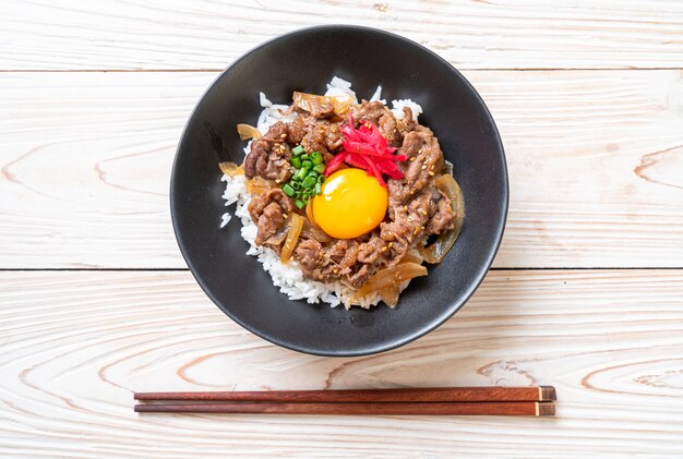 carne de res cortada en arroz cubierto (GYUU-DON)
