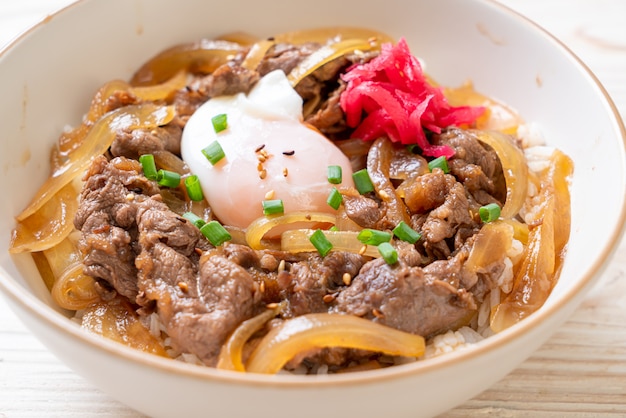 carne de res cortada en arroz cubierto (GYUU-DON)