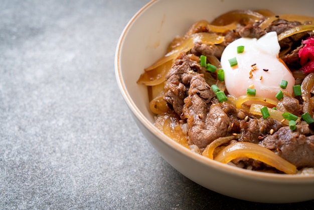 carne de res cortada en arroz cubierto (GYUU-DON)