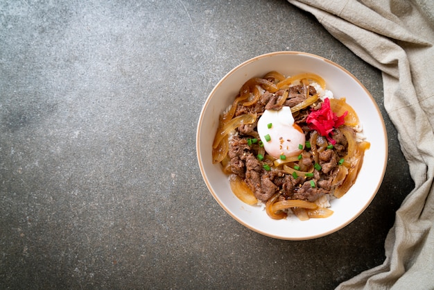 carne de res cortada en arroz cubierto (GYUU-DON)