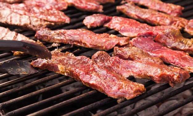 La carne de res cruda se asa a la parrilla en un primer plano