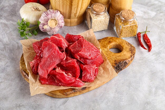 Foto carne de res cruda cortada en rodajas para cocinar