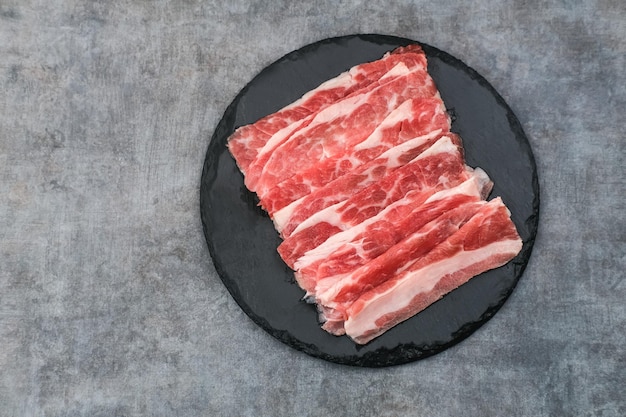 Carne de res cruda fresca en rodajas Esta es la carne de res que la mayoría de las personas en la rebanada llaman shortplate Espacio de copia