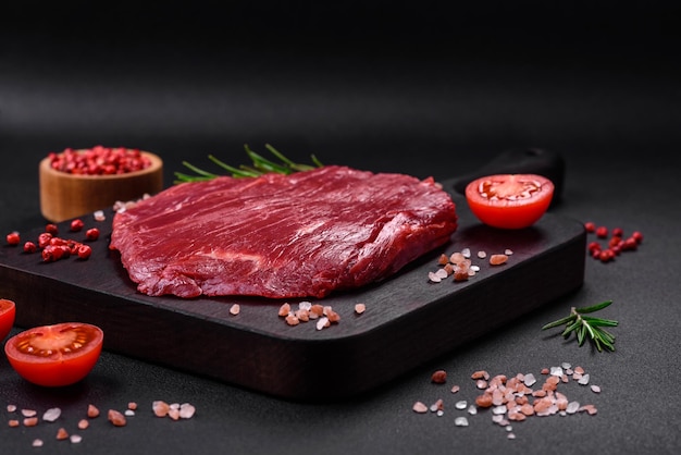 Carne de res cruda fresca con sal, especias y hierbas