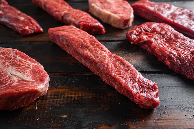 Carne de res cruda en una mesa de madera