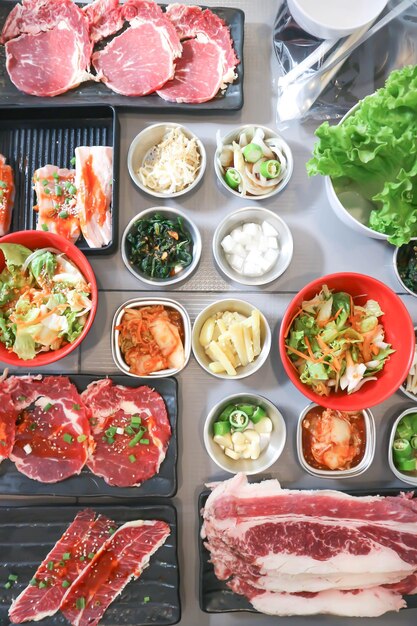 Foto carne de res cruda en rodajas o carne de res para cocinar y ensalada coreana