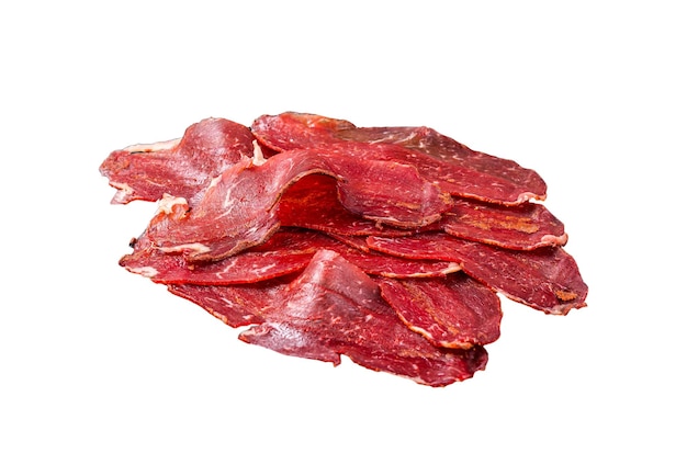 Carne de res curada con basturma en rodajas secas lista para comer Aislado sobre fondo blanco