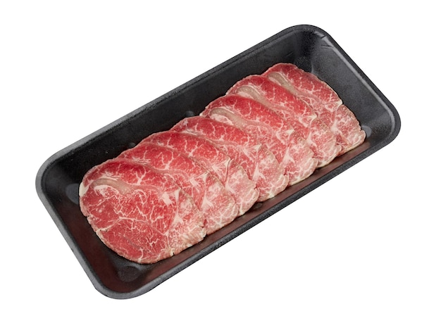Carne de res fresca cortada en rebanadas delgadas dispuesta en una bandeja negra aislada sobre un fondo blanco