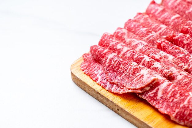 carne de res fresca cruda en rodajas con textura de mármol