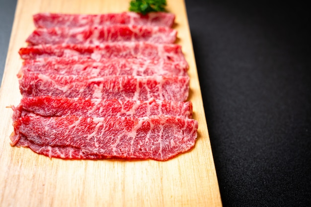 carne de res fresca cruda en rodajas con textura de mármol