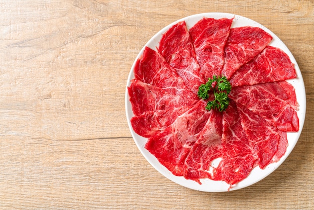 carne de res fresca cruda en rodajas con textura de mármol