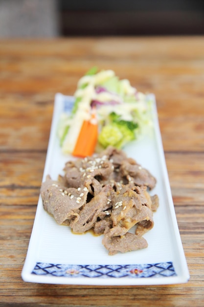 Carne de res frita con jengibre de comida japonesa