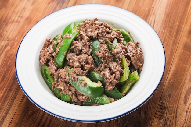 Carne de res frita con pimiento verde