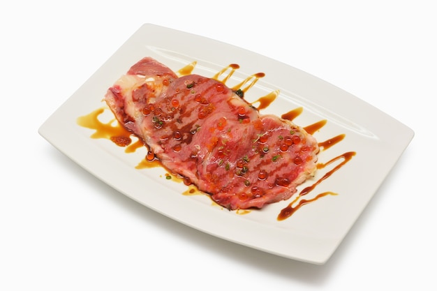 Carne de res de Matsusaka en rodajas en estilo japonés de placas blancas sobre fondo blanco