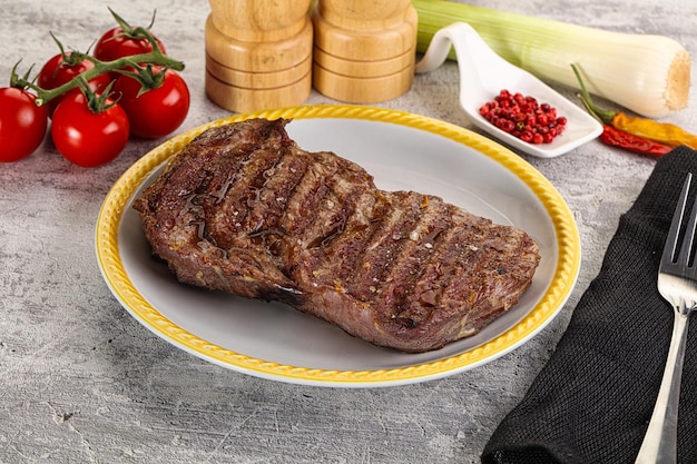 Carne de res a la parrilla con filetes de costillas