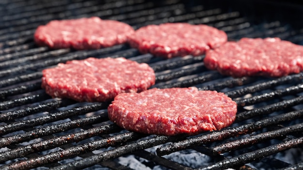 Carne de res en la parrilla de la llama de la barbacoa