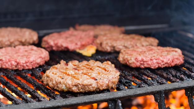 Carne de res en la parrilla de la llama de la barbacoa
