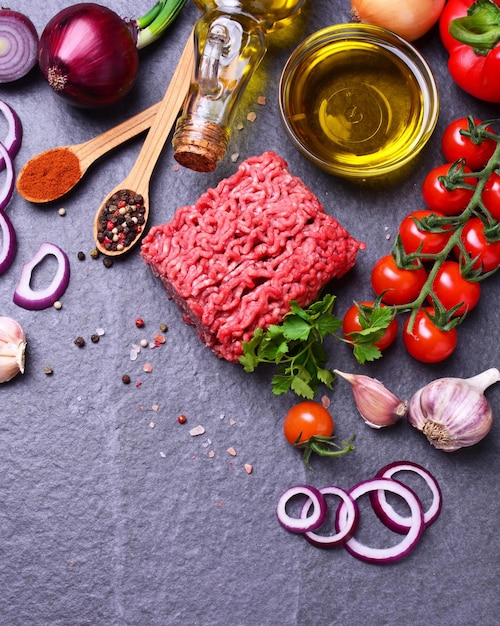 Foto carne de res picada con especias y verduras