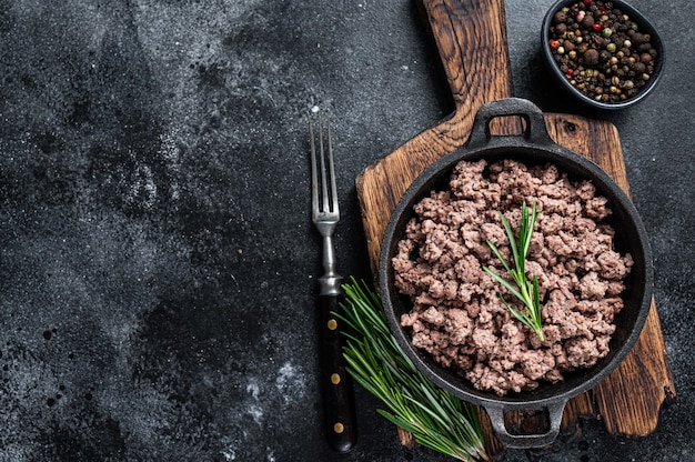 Carne de res picada frita en una sartén para cocinar pasta