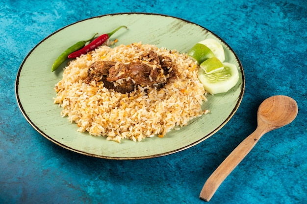 Carne de res picante pulao polao biryani mandi kacchi con huevo y ensalada servida en un plato aislado en la vista superior de la mesa de comida india