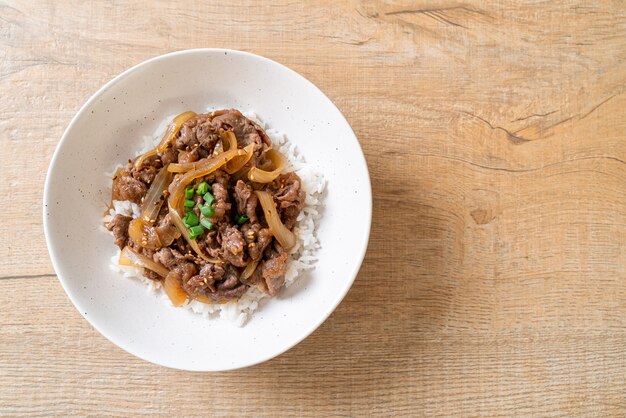 carne de res en rodajas sobre arroz cubierto (GYUU-DON) - estilo de comida japonesa