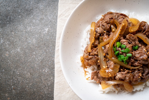 carne de res en rodajas sobre arroz cubierto (GYUU DON)