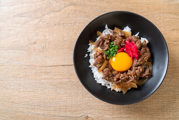 carne de res en rodajas sobre arroz cubierto (GYUU DON)