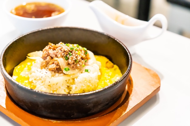 carne de res salteada sobre arroz con huevo